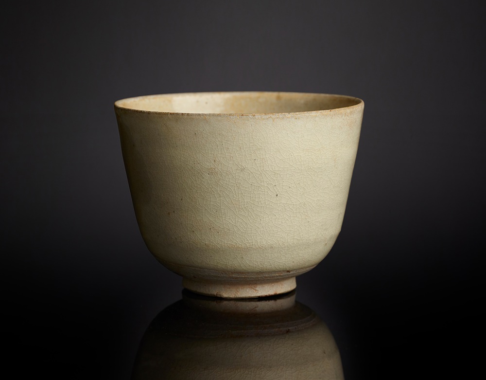 WHITE-GLAZED STONEWARE CUP TANG DYNASTY 唐 白釉杯